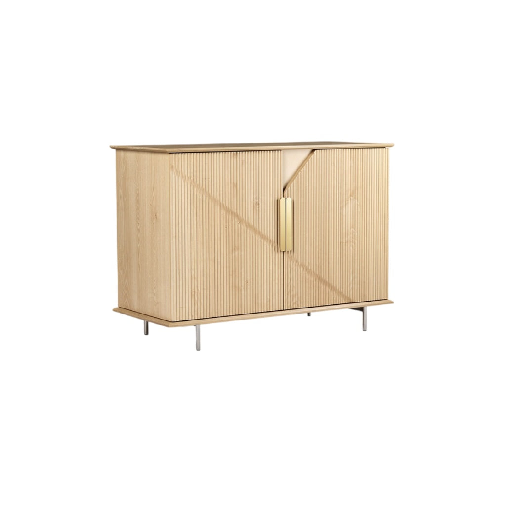**Buffet en bois avec finition striée et poignées en métal**